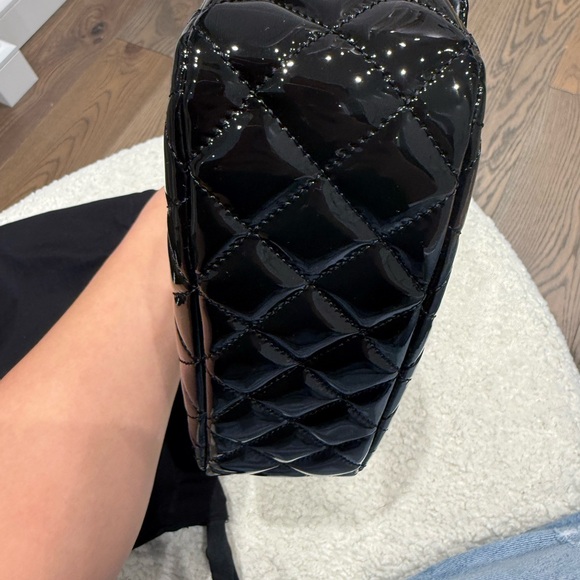 Chanel Black Quilted patent Leather Shoulder Bag - Picture 4 of 9